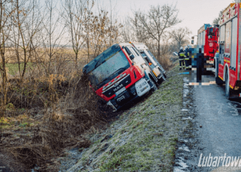 Trudne warunki na drodze. Wóz strażacki w rowie