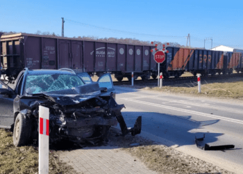 Wjechał wprost pod pociąg. Na miejscu dwa śmigłowce LPR