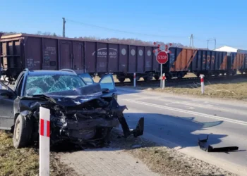 Wjechał wprost pod pociąg. Na miejscu dwa śmigłowce LPR