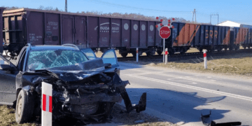 Wjechał wprost pod pociąg. Na miejscu dwa śmigłowce LPR