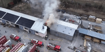 Pożar suszarni drewna w Żabieńcu. W akcji ponad 20 zastępów [FILM]