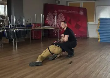 Służba Więzienna przeszkoliła kłobuckich strażaków z samoobrony