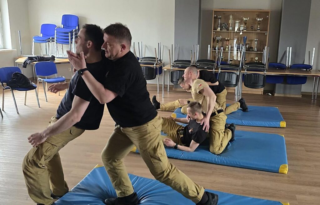 Służba Więzienna przeszkoliła kłobuckich strażaków z samoobrony