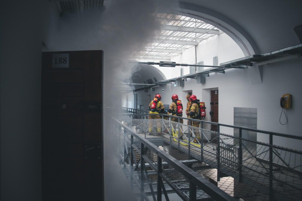 Wrocławscy strażacy na ćwiczeniach w więzieniu