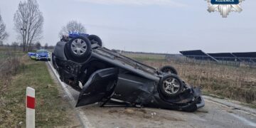 Kompletnie pijana wiozła małe dziecko i dachowała. Jest nagranie