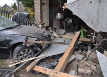 Pijany i bez uprawnień. Uderzył BMW w budynek