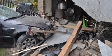 Pijany i bez uprawnień. Uderzył BMW w budynek