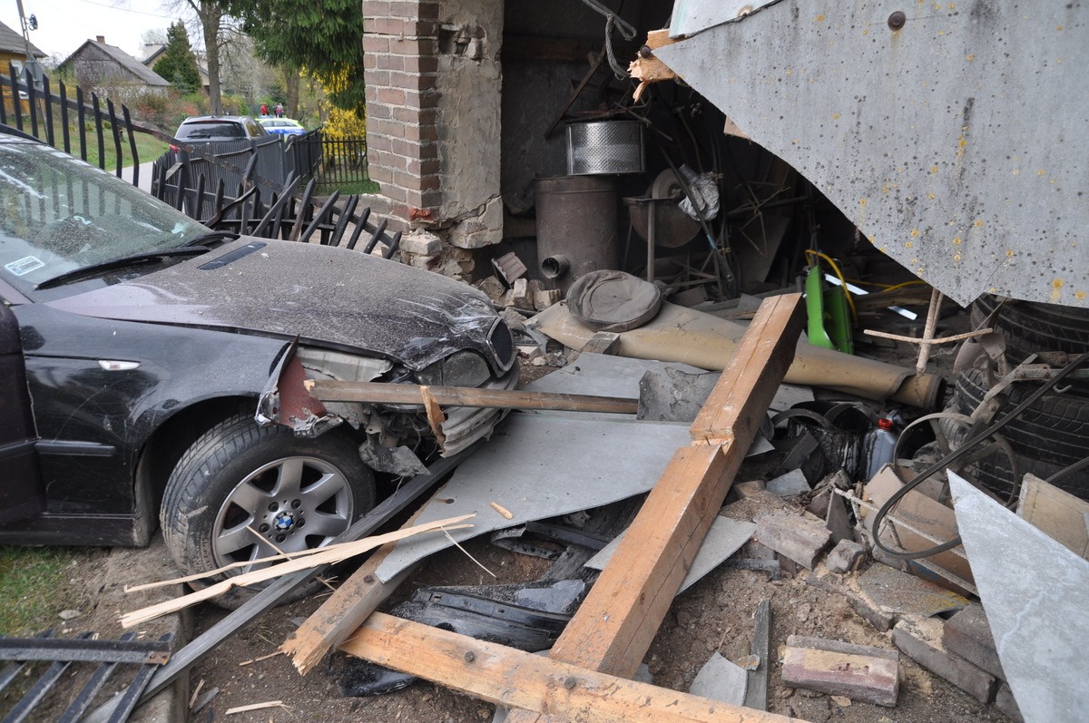 Pijany i bez uprawnień. Uderzył BMW w budynek