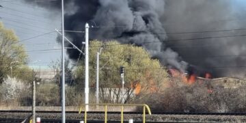 W Gdyni płonie hala z makulaturą