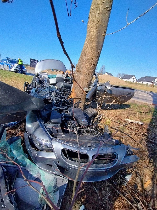 BMW kompletnie zniszczone. Kierowca w ciężkim stanie