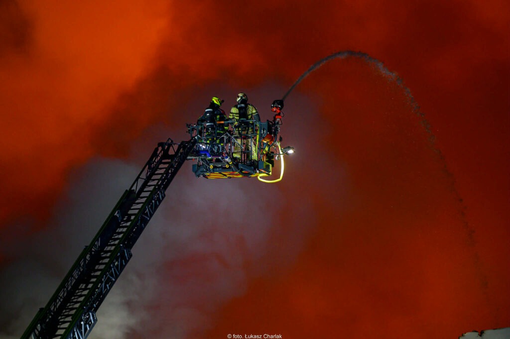 W Bramkach spłonęły hale. Na miejscu ponad 50 zastępów