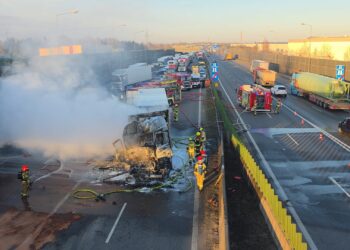Zderzenie trzech pojazdów i pożar na A2 pod Warszawą