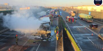 Zderzenie trzech pojazdów i pożar na A2 pod Warszawą