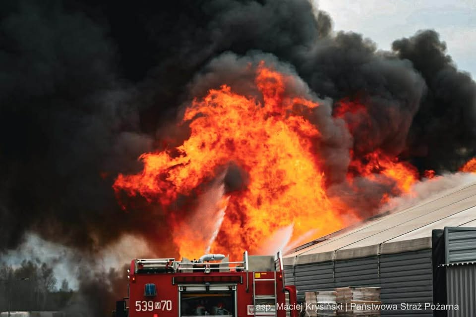 W miejscowości Łomna płonie hala magazynowa