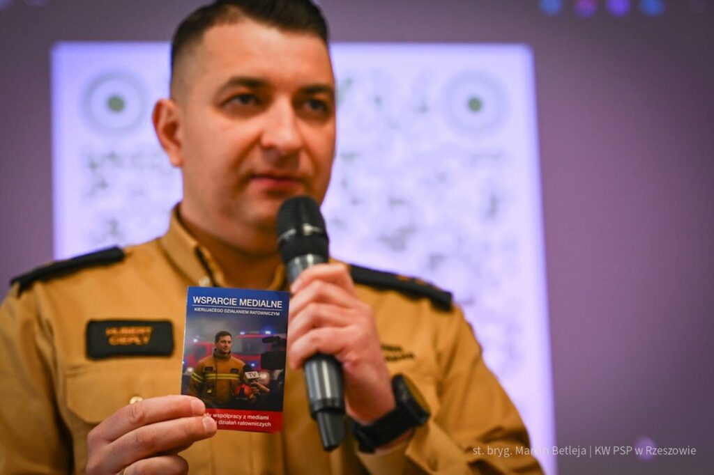 Wsparcie medialne strażaka. Powstał wyjątkowy poradnik