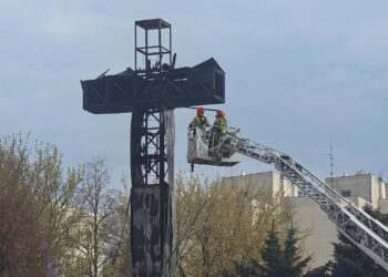 Warszawa. Spłonął krzyż ze słynnej papieskiej mszy