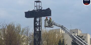 Warszawa. Spłonął krzyż ze słynnej papieskiej mszy