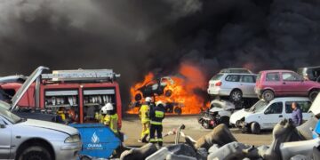 Pożar na złomowisku w Oławie. Trwa walka z ogniem