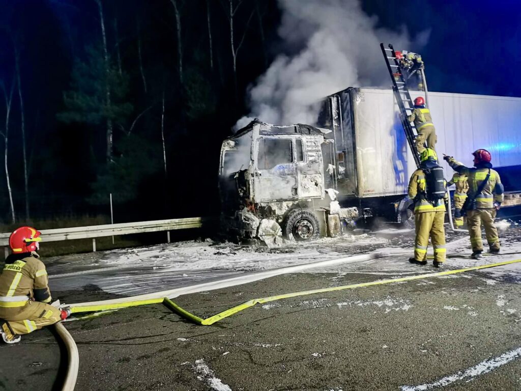 Nocny pożar ciężarówki na autostradzie A4
