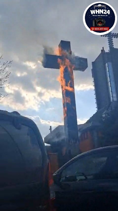 Warszawa. Spłonął krzyż ze słynnej papieskiej mszy