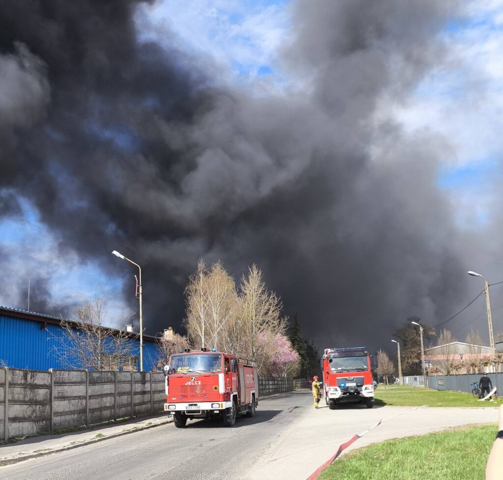 Pożar na złomowisku w Oławie. Trwa walka z ogniem