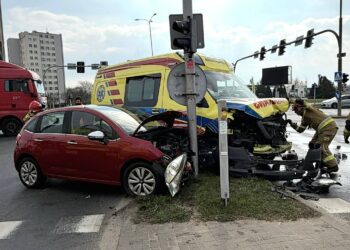 Ambulansem na czerwonym. Skończyło się na kolizji i mandacie