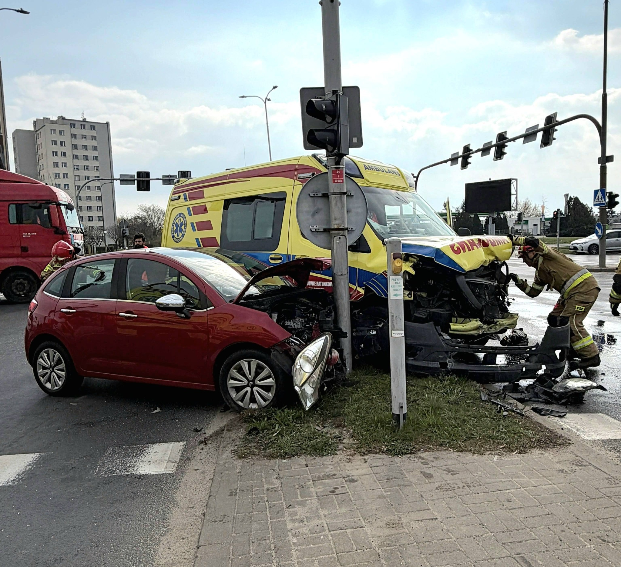 Ambulansem na czerwonym. Skończyło się na kolizji i mandacie