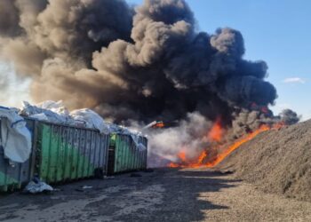 Pożar w zakładzie utylizacji opon w Rożentalu 