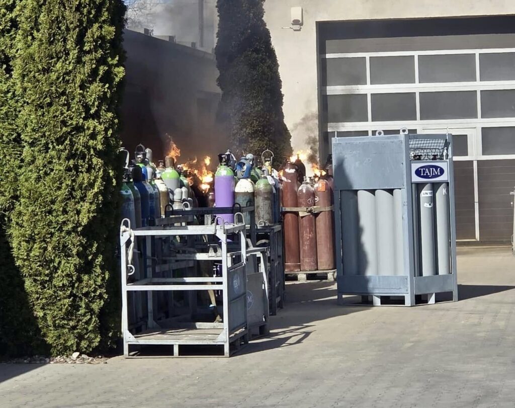 Pożar butli z acetylenem. W akcji strażacy, drony i roboty