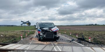 Uderzył ambulansem w jadący pociąg Kolei Mazowieckich