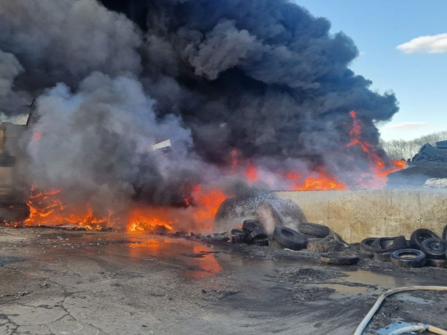 Pożar w zakładzie utylizacji opon w Rożentalu 