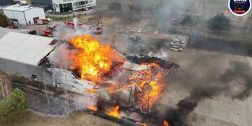 W miejscowości Łomna płonie hala magazynowa