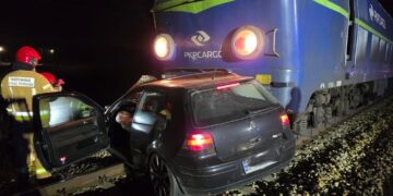 Zostawił samochód na przejeździe i uciekł