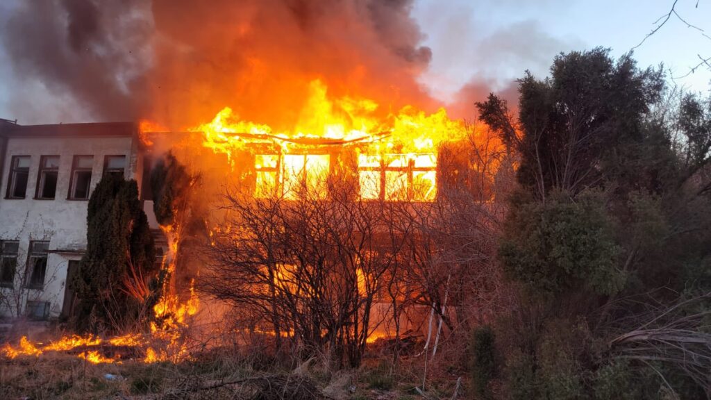 Pożar budynku w Elblągu. W akcji 40 strażaków