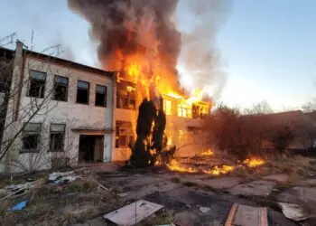 Pożar budynku w Elblągu. W akcji 40 strażaków