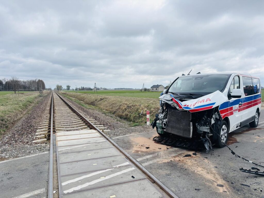 Uderzył ambulansem w jadący pociąg Kolei Mazowieckich