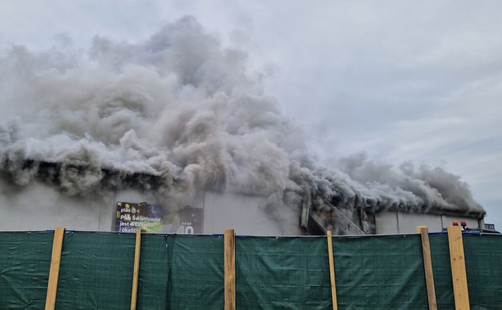 Pożar budynku handlowego w Czersku. Trwa ewakuacja mieszkańców