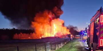 Duży pożar zabudowań w Czersku. Akcja trwała całą noc