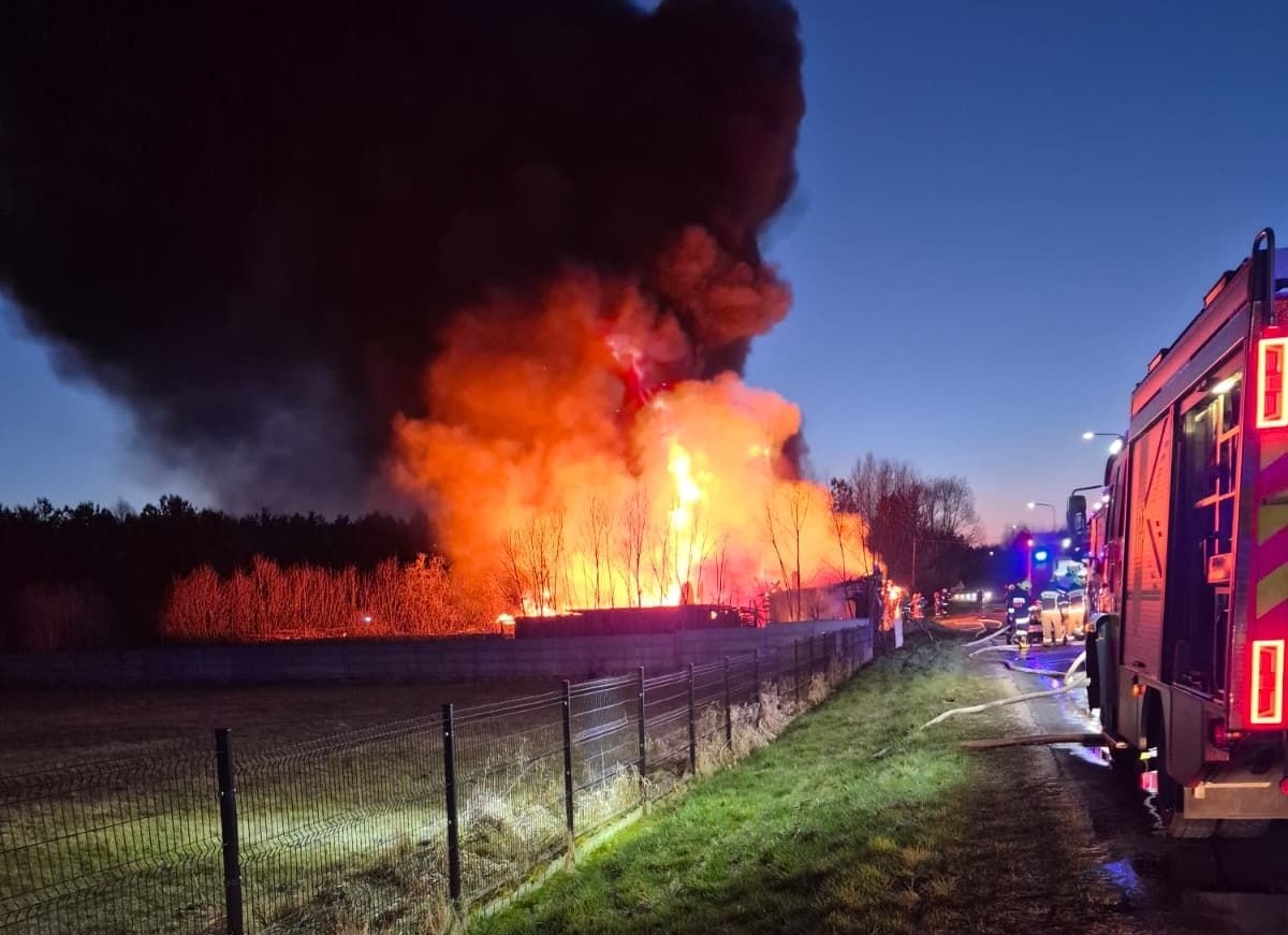 Duży pożar zabudowań w Czersku. Akcja trwała całą noc