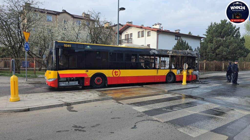 Poranny pożar w Warszawie. Spłonął miejski autobus