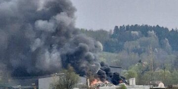 Pożar w sortowni odpadów w Strzyżowie. W akcji ponad 100 strażaków