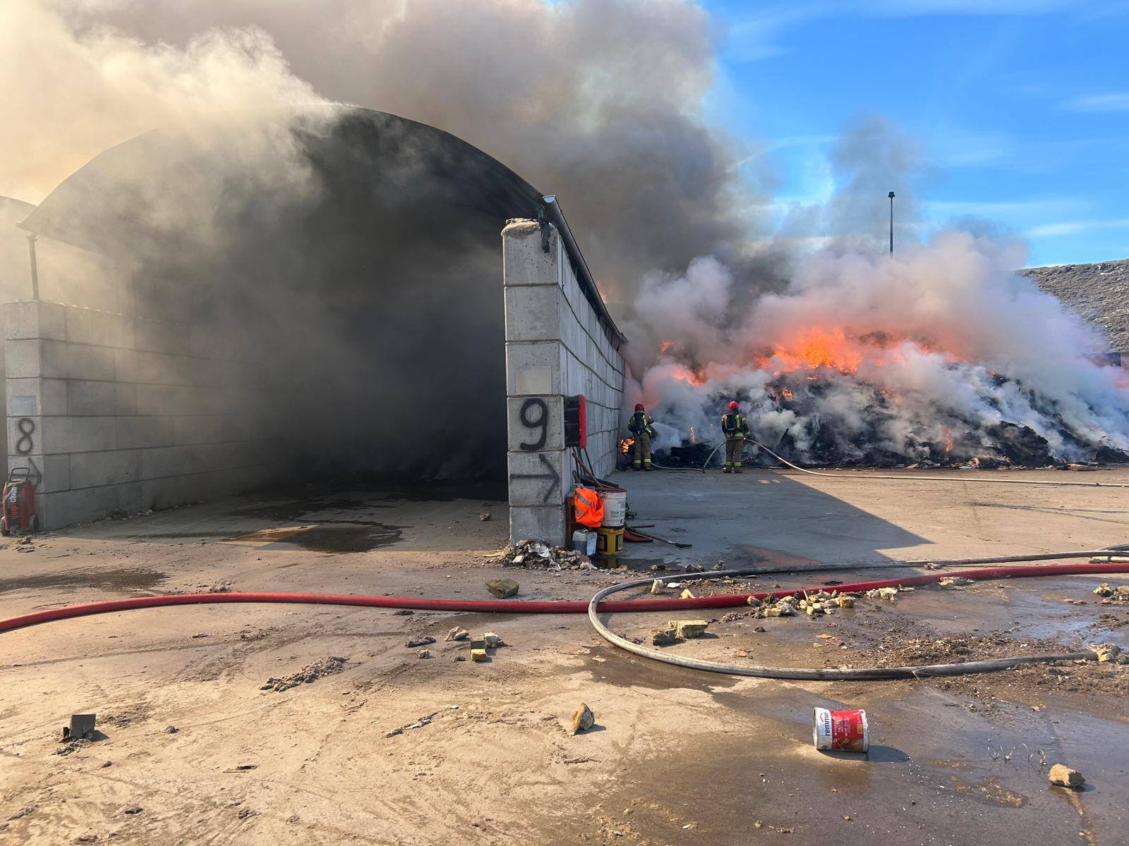 Pożar na składowisku odpadów w Kostrzycy