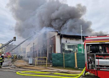 Pożar budynku handlowego w Czersku. Trwa ewakuacja mieszkańców