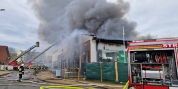 Pożar budynku handlowego w Czersku. Trwa ewakuacja mieszkańców