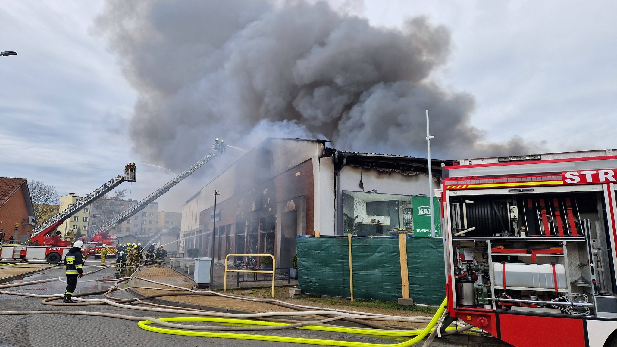 Pożar budynku handlowego w Czersku. Trwa ewakuacja mieszkańców