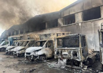 Pożar hali z makulaturą w Gdyni. Strażacy nadal na miejscu