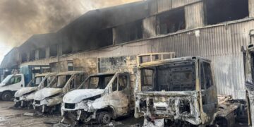 Pożar hali z makulaturą w Gdyni. Strażacy nadal na miejscu