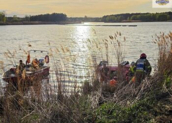 Samochód z czterema osobami w stawie. Wezwano śmigłowce LPR