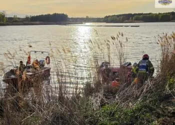Samochód z czterema osobami w stawie. Wezwano śmigłowce LPR