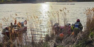 Samochód z czterema osobami w stawie. Wezwano śmigłowce LPR